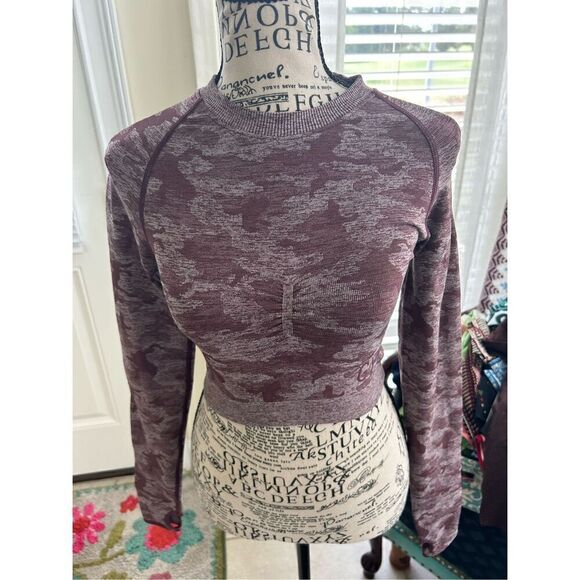 Gymshark Adapt Camo Seamless Long Sleeve Crop Top Berry Compression Sz S #1781 - Picture 6 of 6